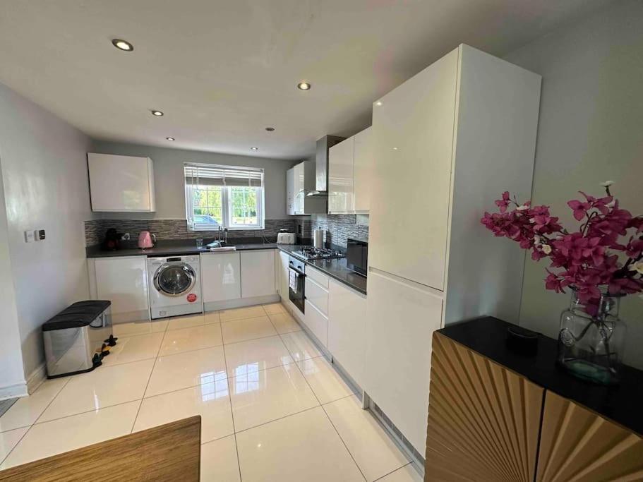Waterside Mufc & Trafford Centre Townhouse 4 Bedroom Free Parking مانشستر المظهر الخارجي الصورة