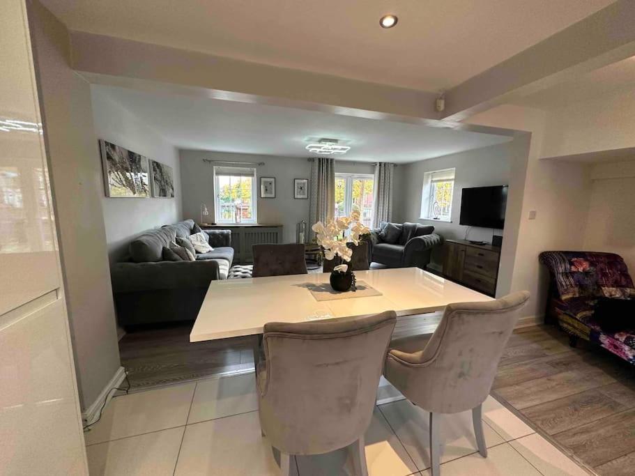 Waterside Mufc & Trafford Centre Townhouse 4 Bedroom Free Parking مانشستر المظهر الخارجي الصورة